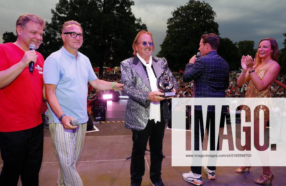 Ehrung Frank Zander mit dem Preis für das Lebenswerk bei der Schlager Radio Schlager Hammer Tour 2022 in Oranienburg.