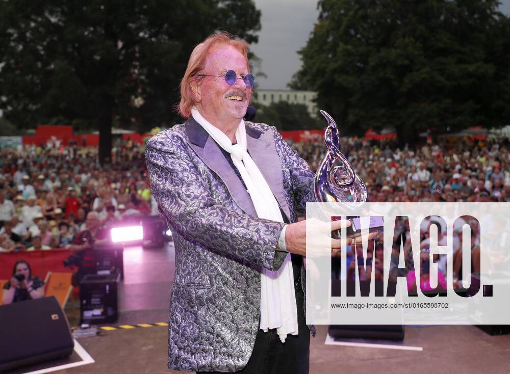 Ehrung Frank Zander mit dem Preis für das Lebenswerk bei der Schlager Radio Schlager Hammer Tour 2022 in Oranienburg.