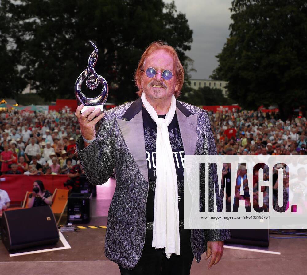 Ehrung Frank Zander mit dem Preis für das Lebenswerk bei der Schlager Radio Schlager Hammer Tour 2022 in Oranienburg.