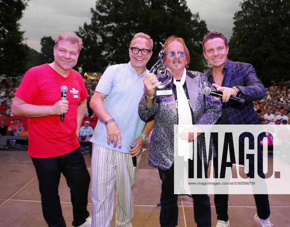 Normen Sträche, Oliver Dunk, Frank Zander, Stefan Mross. Ehrung Frank Zander mit dem Preis für das Lebenswerk bei der Schlager Radio Schlager Hammer Tour 2022 in Oranienburg.