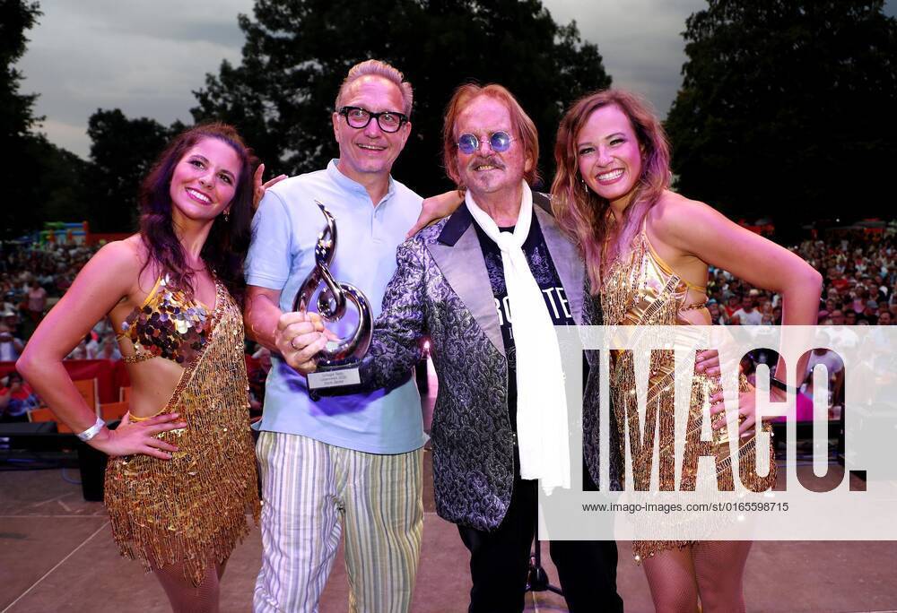 Oliver Dunk, Frank Zander mit Tänzerinnen. Ehrung Frank Zander mit dem Preis für das Lebenswerk bei der Schlager Radio Schlager Hammer Tour 2022 in Oranienburg.