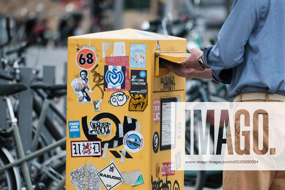 Düsseldorf 15.08.2022 Briefkasten gelb Post Brief Briefe DHL snailmail email Briefpost Posthorn retro Aufkleber beklebt Vandalismus Briefsendungen Briefzustellung Briefwahl Düsseldorf Nordrhein-Westfalen Deutschland