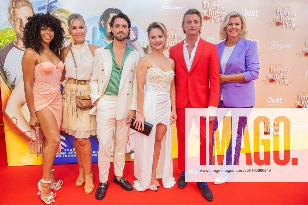2022-08-15 19:34:22 AMSTERDAM - The cast members during the red carpet for the premiere of the romantic feel-good film Hart in the right place in Royal Theater Tuschinski. ANP WESLEY DE WIT netherlands out - belgium out