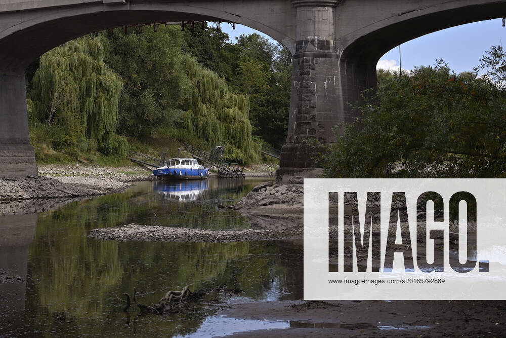 Der Rhein bei extremen Niedrigwasser: Bei Bad Honnef Rhöndorf, unterhalb des Drachenfels, liegt nicht nur das historische Rheinschiff Aalschokker Aranka im Altrheinarm an der Insel Grafenwerth auf Grund. Das Wasser in dem Seitenarm des Rhein ist so weit zurückgegangen, dass einige Boote, Kutter und Segelschiffe auf dem Trockenen liegen. (Themenbild, Symbolbild) Bonn, 16.08.2022 NRW Deutschland