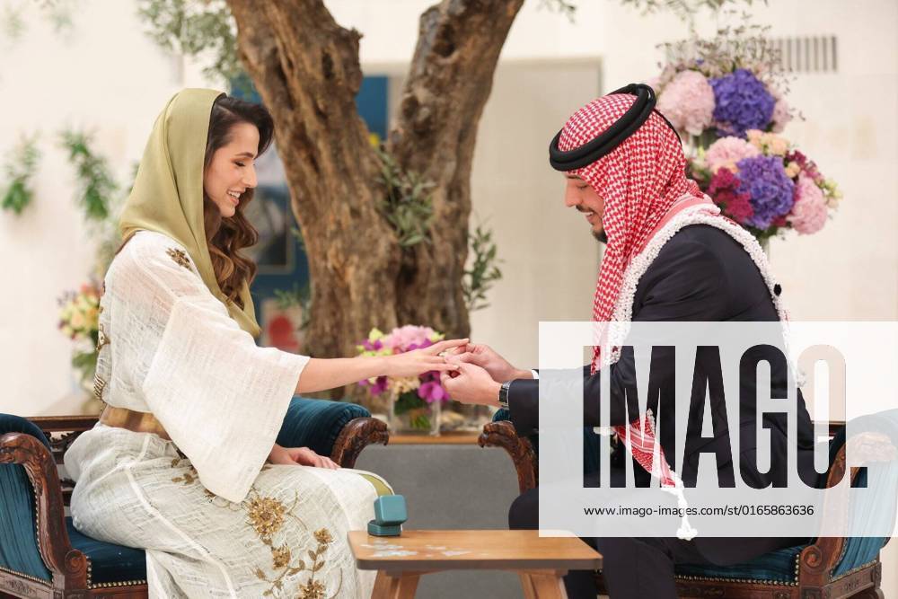Verlobung des Kronprinzen Al Hussein bin Abdullah II mit Rajwa Khaled bin Musaed bin Saif Jordan s Crown Prince Al Hussein bin Abdullah II engagement to Rajwa Khaled bin Musaed bin Saif bin Abdulaziz Al Saif, in Amman Jordan s Crown Prince Al Hussein bin Abdullah II engagement to Rajwa Khaled bin Musaed bin Saif bin Abdulaziz Al Saif, in Amman, Jordan on August 17, 2022. Photo by Royal Hashemite Court apaimages Amman Amman Jordan 170822_AMMAN_RHC_00 (6)