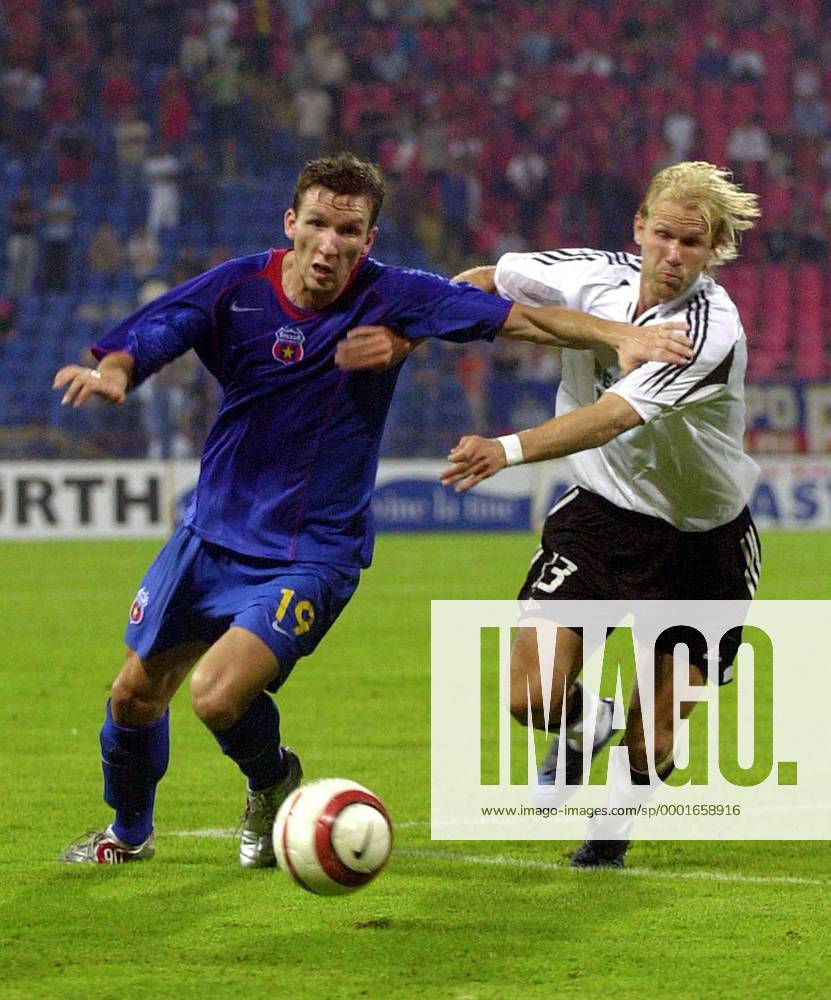 Victoras Iakob (Steaua Bukarest, li.) gegen Mikael Dorsin (Trondheim) Fußball Herren Champions League Qualifikation 2005 2006, Steaua Bukarest - Rosenborg Trondheim BK 1:1 Gruppe Bukarest Dynamik, Kampf,