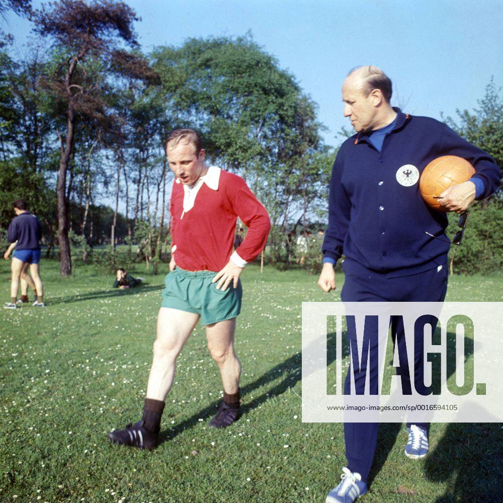 Uwe Seeler (li.) und Bundestrainer Helmut Schön (beide BR Deutschland)