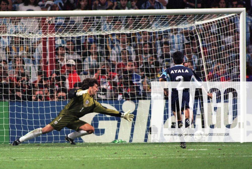 Roberto Ayala (Argentinien) trifft im Elfmeterschießen mit dem fünften Strafstoß seines Teams zum 4:3, Torwart David Seaman (England) ist machtlos - Fußball WM Herren Weltmeisterschaft 1998, Nationalmannschaft, Nationalteam, Nationaltrikot, Länderspiel, Achtelfinale Totale St. Etienne