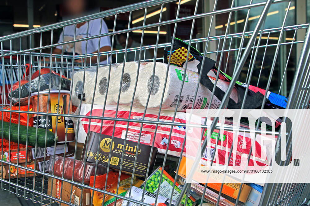Preiserhöhung für Lebensmittel. Ein prall gefüllter Einkaufswagen mit Waren für das tägliche Leben