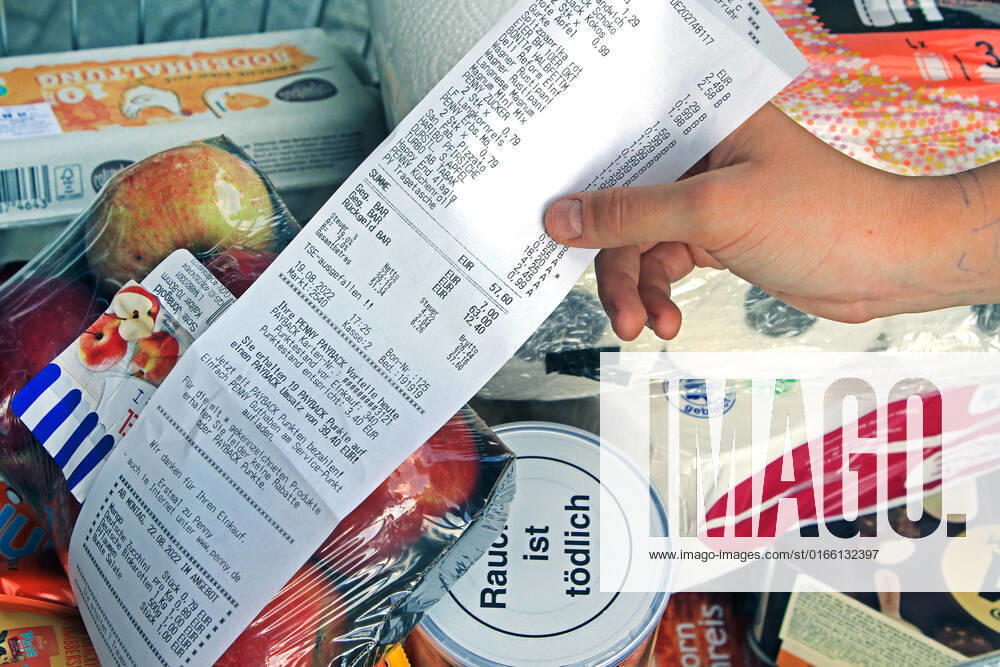 Preiserhöhung für Lebensmittel. Ein prall gefüllter Einkaufswagen mit Waren für das tägliche Leben