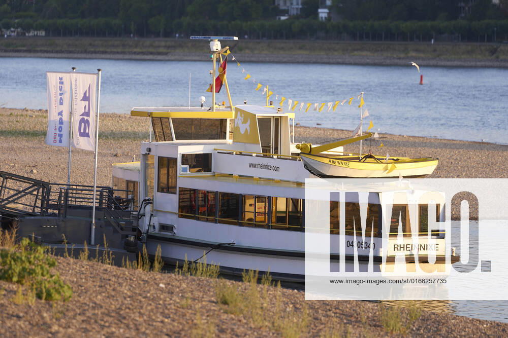 Betrieb eingestellt! Die Bonner Fähre - Rheinnixe - hat wegen Niedrigwasser den Betrieb eingestellt Bundesstadt Bonn, Deutschland am 21.08.2022