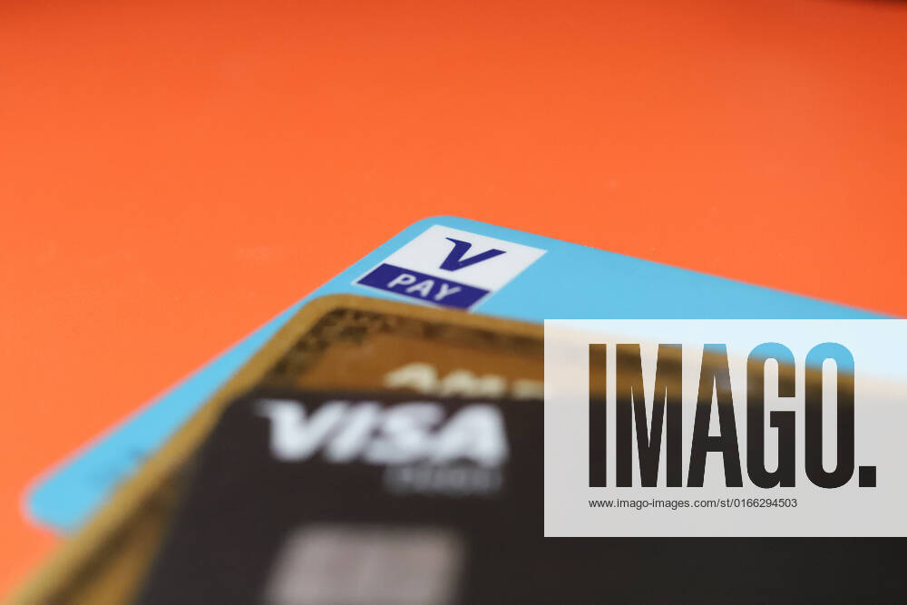Kreditkarten-Nachfrage sinkt - Debitkarten auf dem Vormarsch Symbolbild: EC- und Kreditkarten in Nahaufnahme am 21.08.2022. Wie aus den Zahlen der Europäischen Zentralbank hervor geht, sank die Anzahl der ausgegebenen Kreditkarten im vergangenen Jahr drastisch um 2,1 Millionen. Die Zahl der Debitkarten hingegen ging hoch. * Symbolic image: EC and credit cards in close-up on August 21, 2022. Figures from the European Central Bank show that the number of credit cards issued fell drastically by 2.1 million last year. The number of debit cards, on the other hand, went up. Düsseldorf NRW Germany