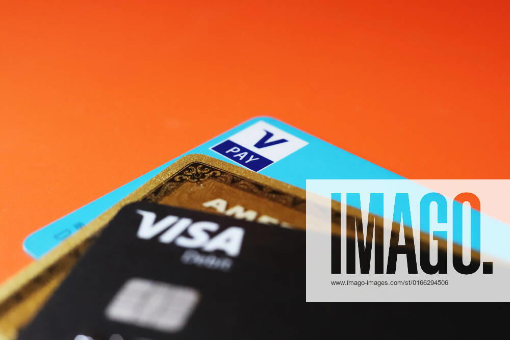 Kreditkarten-Nachfrage sinkt - Debitkarten auf dem Vormarsch Symbolbild: EC- und Kreditkarten in Nahaufnahme am 21.08.2022. Wie aus den Zahlen der Europäischen Zentralbank hervor geht, sank die Anzahl der ausgegebenen Kreditkarten im vergangenen Jahr drastisch um 2,1 Millionen. Die Zahl der Debitkarten hingegen ging hoch. * Symbolic image: EC and credit cards in close-up on August 21, 2022. Figures from the European Central Bank show that the number of credit cards issued fell drastically by 2.1 million last year. The number of debit cards, on the other hand, went up. Düsseldorf NRW Germany