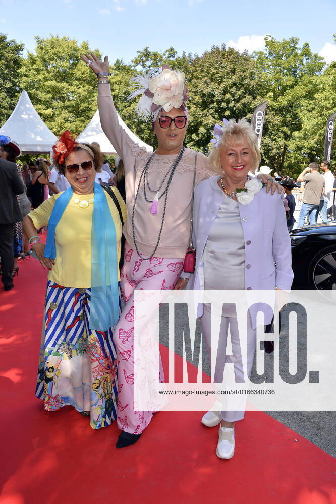 Franziska Traub, Julian F.M. Stoeckel und Stefanie Simon beim Bult Audi Ascot Renntag in Hannover in Hannover 21.08.2022.