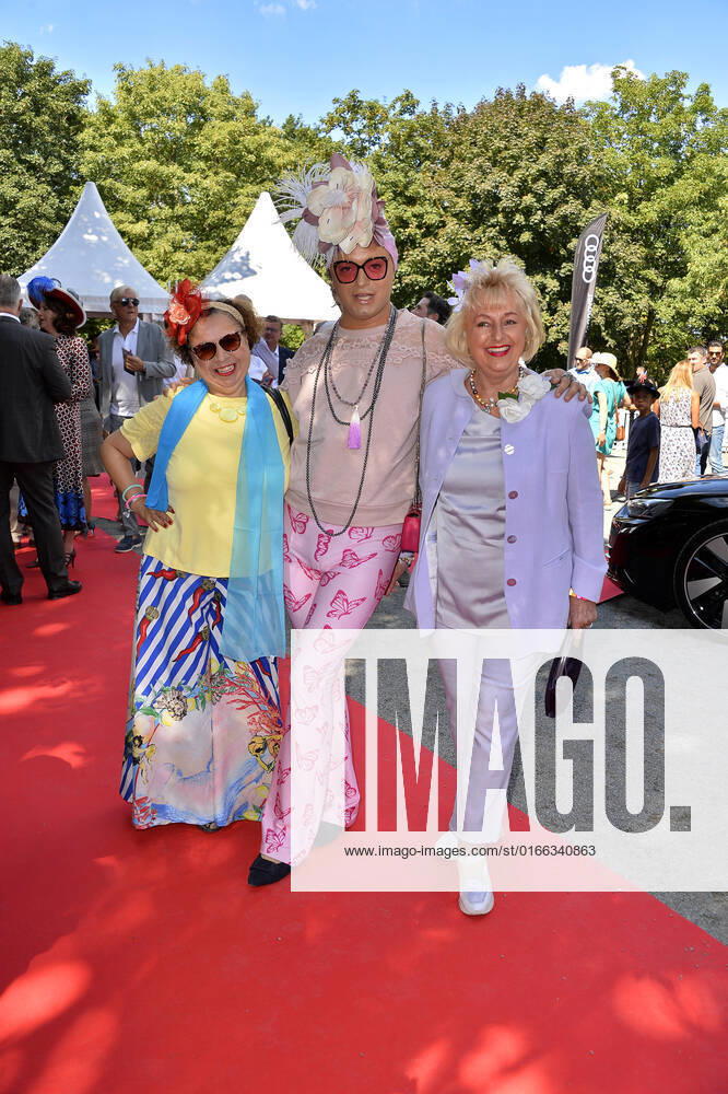 Franziska Traub, Julian F.M. Stoeckel und Stefanie Simon beim Bult Audi Ascot Renntag in Hannover in Hannover 21.08.2022.