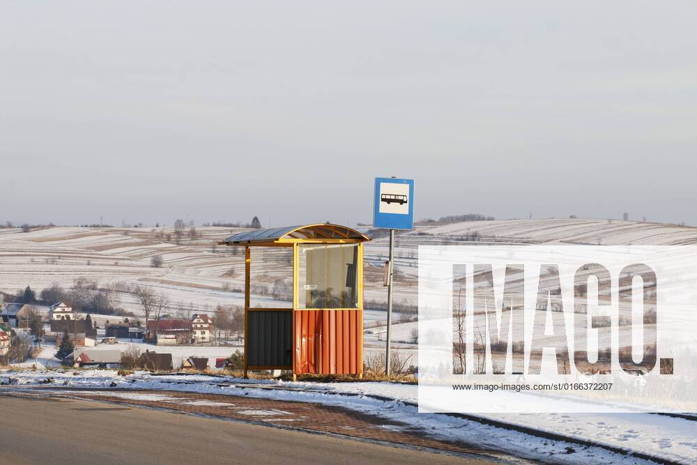 IMAGO Creative: Gesellschaft, Mobilität auf dem Land Vintage bus stop on a country road among fields, away from the village. BEW1DB1C94D