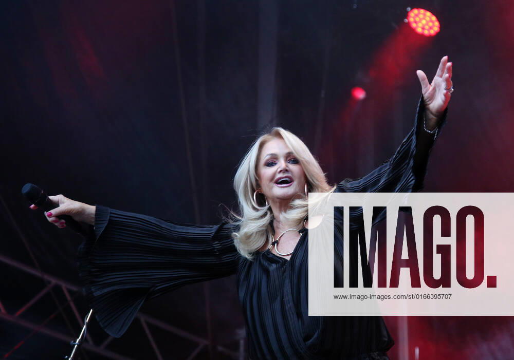 Jazz and Joy Worms 2022, 31. Internationales Musikfestival in Worms, Die britische Pop- und Rocksängerin Bonnie Tyler auf der Bühne am Marktplatz, zmdz Jazz and Joy 2022, Bonnie Tyler