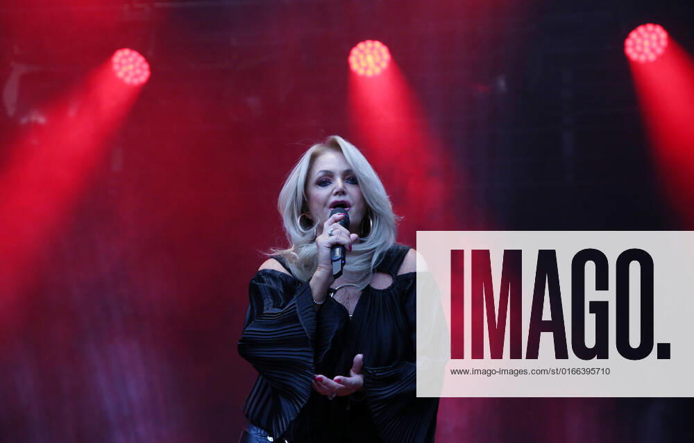 Jazz and Joy Worms 2022, 31. Internationales Musikfestival in Worms, Die britische Pop- und Rocksängerin Bonnie Tyler auf der Bühne am Marktplatz, zmdz Jazz and Joy 2022, Bonnie Tyler