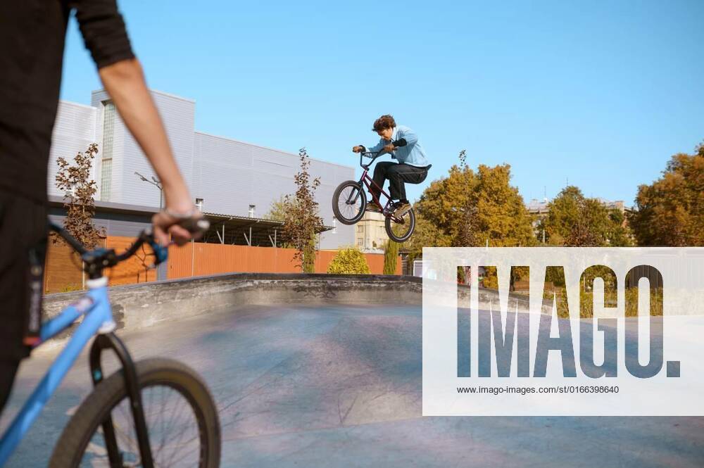 IMAGO Creative, Jahreszeit Sommer, Sommerferien Bmx rider, jump in action, training in skatepark, Bmx rider on ramp, jump on ramp in action, training in skatepark. Extreme bicycle sport, dangerous cycle exercise, street riding, teens biking in summer park, 17.01.2021,