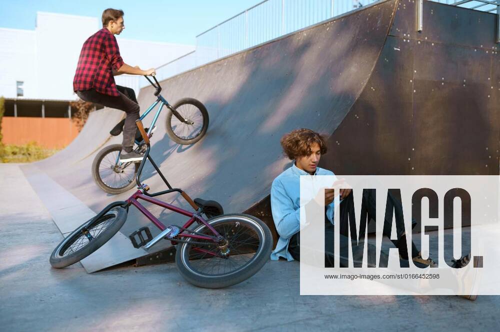 IMAGO Creative, Jahreszeit Sommer, Sommerferien Bmx riders lifestyle, training in skatepark, Bmx riders lifestyle, training in skatepark. Extreme bicycle sport, dangerous cycle exercise, street riding, teens biking in summer park, 31.01.2021,