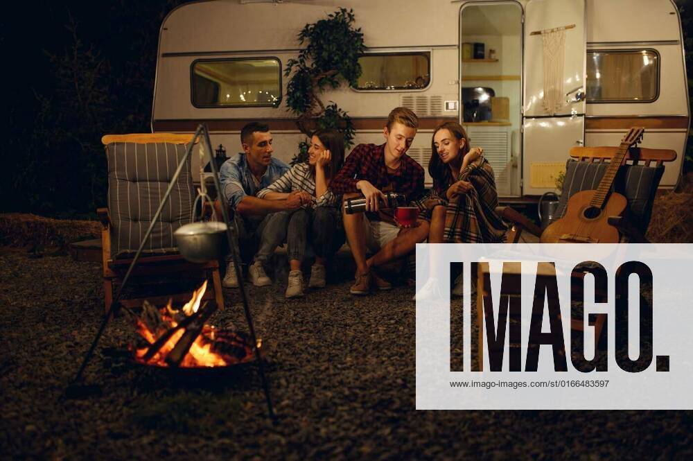 IMAGO Creative: Ende des Sommers Friends sitting by campfire in the night, camping, Friends sitting by the campfire in the night, picnic at camping in the forest. Youth having summer adventure on rv, camping-car on background. Two couples leisures, travelling with trailer, Friends sitting by the campfire in the night, picnic at camping in the forest. Youth having summer adventure on rv, camping-car on background. Two couples leisures, travelling with trailer, 07.02.2021,