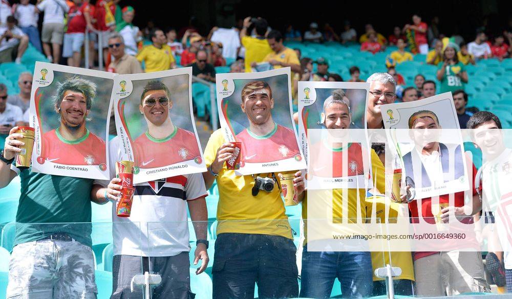 FUSSBALL WM 2014 VORRUNDE Gruppe G Deutschland - Portugal 16.06.2014 Lustige Idee: Fans schauen durch uebergrosse Paninibilder