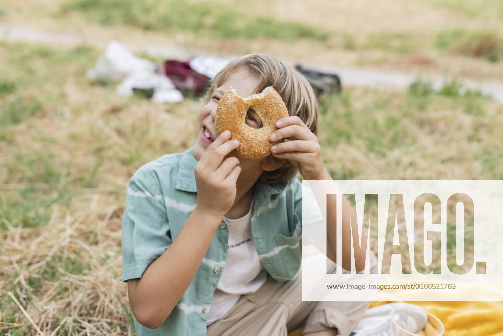 Boy looking through hole of bread model released, Symbolfoto, JCCMF06835