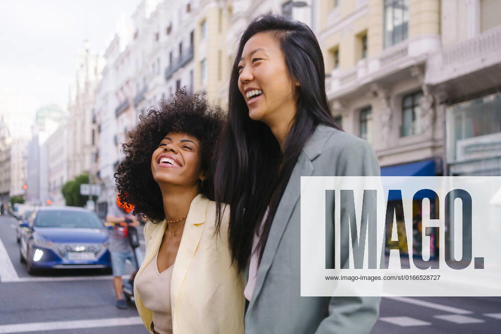 Cheerful multiracial friends crossing road in city model released, Symbolfoto, MMPF00196