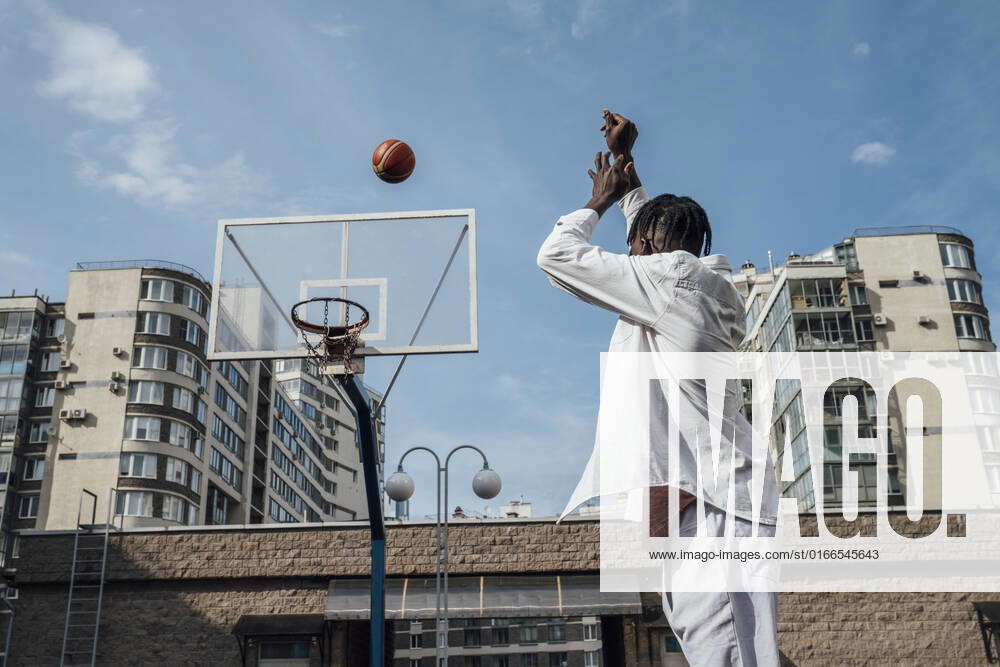 IMAGO Creative: 2022 Sport Favoriten IMAGO Creative: November, Monat der Männergesundheit Young man throwing basketball in hoop model released, Symbolfoto, VPIF06864