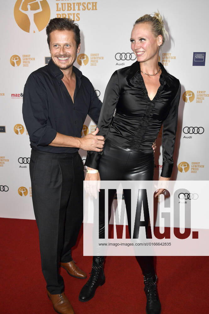 Roman Knizka und Nele Hermann bei der 64. Verleihung vom Ernst-Lubitsch-Preis 2022 in der Astor Film Lounge. Berlin