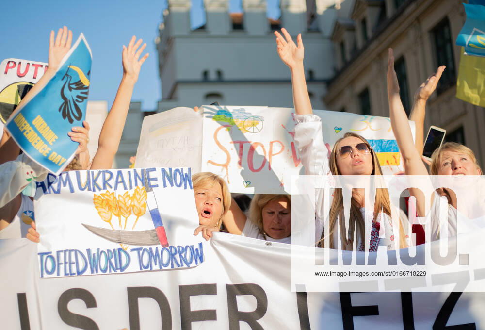 Kundgebung zum Tag der Unabhängigkeit der Ukraine Am 24.9.2022 versammelten sich in München einige hundert Menschen, um für schwere Waffenlieferungen an die Ukraine und schärfere Sanktionen gegen Russland zu demonstrieren. Grund für die Mittwochsdemo war der ukrainische Nationalfeiertag. Eine Organisatorin machte am Rande pressefeindliche und Corona-verharmlosende Aussagen. * On August 24, 2022 hundreds joined a rally in Munich, Germany to demand heavy arms for Ukraine and more sanctions against Russia. The rally was organized to the Ukrainian liberation day. On the edge an organizer made some hostile statements against the press and trivialized the Covid-19 pandemic. München Bayern Deutschland