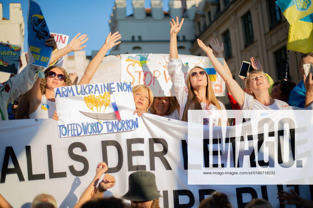 Kundgebung zum Tag der Unabhängigkeit der Ukraine Am 24.9.2022 versammelten sich in München einige hundert Menschen, um für schwere Waffenlieferungen an die Ukraine und schärfere Sanktionen gegen Russland zu demonstrieren. Grund für die Mittwochsdemo war der ukrainische Nationalfeiertag. Eine Organisatorin machte am Rande pressefeindliche und Corona-verharmlosende Aussagen. * On August 24, 2022 hundreds joined a rally in Munich, Germany to demand heavy arms for Ukraine and more sanctions against Russia. The rally was organized to the Ukrainian liberation day. On the edge an organizer made some hostile statements against the press and trivialized the Covid-19 pandemic. München Bayern Deutschland