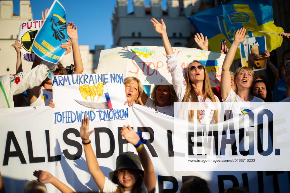 Kundgebung zum Tag der Unabhängigkeit der Ukraine Am 24.9.2022 versammelten sich in München einige hundert Menschen, um für schwere Waffenlieferungen an die Ukraine und schärfere Sanktionen gegen Russland zu demonstrieren. Grund für die Mittwochsdemo war der ukrainische Nationalfeiertag. Eine Organisatorin machte am Rande pressefeindliche und Corona-verharmlosende Aussagen. * On August 24, 2022 hundreds joined a rally in Munich, Germany to demand heavy arms for Ukraine and more sanctions against Russia. The rally was organized to the Ukrainian liberation day. On the edge an organizer made some hostile statements against the press and trivialized the Covid-19 pandemic. München Bayern Deutschland