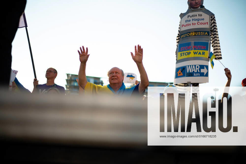 Kundgebung zum Tag der Unabhängigkeit der Ukraine Am 24.9.2022 versammelten sich in München einige hundert Menschen, um für schwere Waffenlieferungen an die Ukraine und schärfere Sanktionen gegen Russland zu demonstrieren. Grund für die Mittwochsdemo war der ukrainische Nationalfeiertag. Eine Organisatorin machte am Rande pressefeindliche und Corona-verharmlosende Aussagen. * On August 24, 2022 hundreds joined a rally in Munich, Germany to demand heavy arms for Ukraine and more sanctions against Russia. The rally was organized to the Ukrainian liberation day. On the edge an organizer made some hostile statements against the press and trivialized the Covid-19 pandemic. München Bayern Deutschland