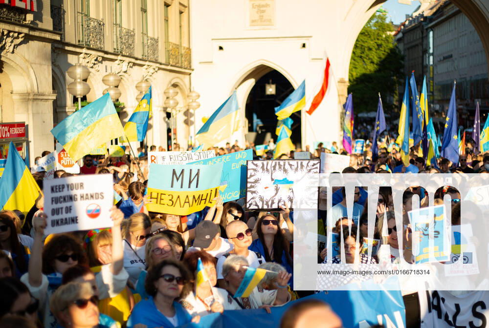 Kundgebung zum Tag der Unabhängigkeit der Ukraine Am 24.9.2022 versammelten sich in München einige hundert Menschen, um für schwere Waffenlieferungen an die Ukraine und schärfere Sanktionen gegen Russland zu demonstrieren. Grund für die Mittwochsdemo war der ukrainische Nationalfeiertag. Eine Organisatorin machte am Rande pressefeindliche und Corona-verharmlosende Aussagen. * On August 24, 2022 hundreds joined a rally in Munich, Germany to demand heavy arms for Ukraine and more sanctions against Russia. The rally was organized to the Ukrainian liberation day. On the edge an organizer made some hostile statements against the press and trivialized the Covid-19 pandemic. München Bayern Deutschland