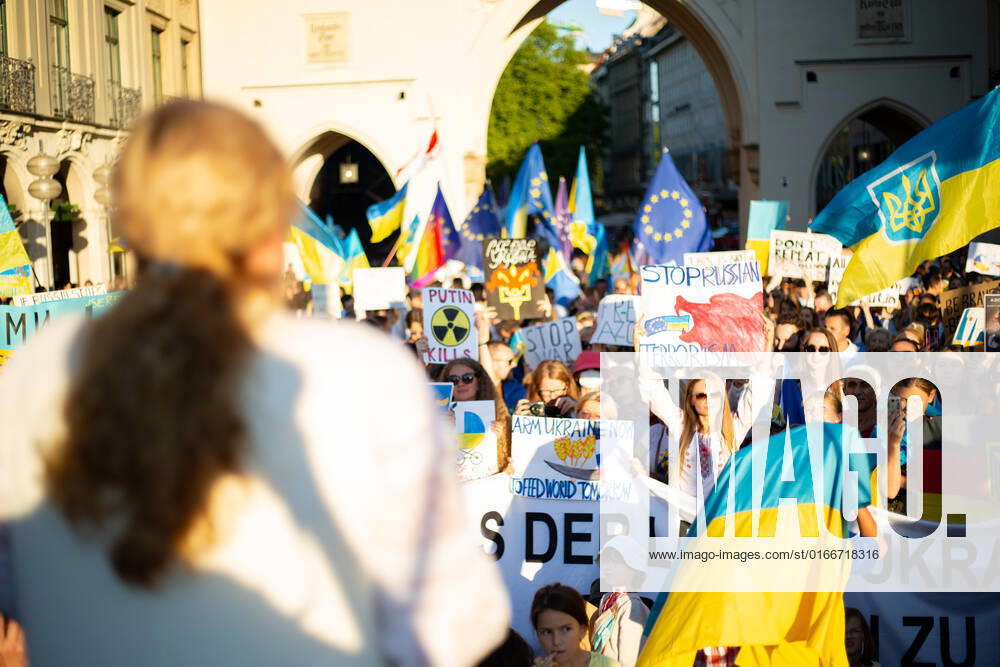 Kundgebung zum Tag der Unabhängigkeit der Ukraine Am 24.9.2022 versammelten sich in München einige hundert Menschen, um für schwere Waffenlieferungen an die Ukraine und schärfere Sanktionen gegen Russland zu demonstrieren. Grund für die Mittwochsdemo war der ukrainische Nationalfeiertag. Eine Organisatorin machte am Rande pressefeindliche und Corona-verharmlosende Aussagen. * On August 24, 2022 hundreds joined a rally in Munich, Germany to demand heavy arms for Ukraine and more sanctions against Russia. The rally was organized to the Ukrainian liberation day. On the edge an organizer made some hostile statements against the press and trivialized the Covid-19 pandemic. München Bayern Deutschland