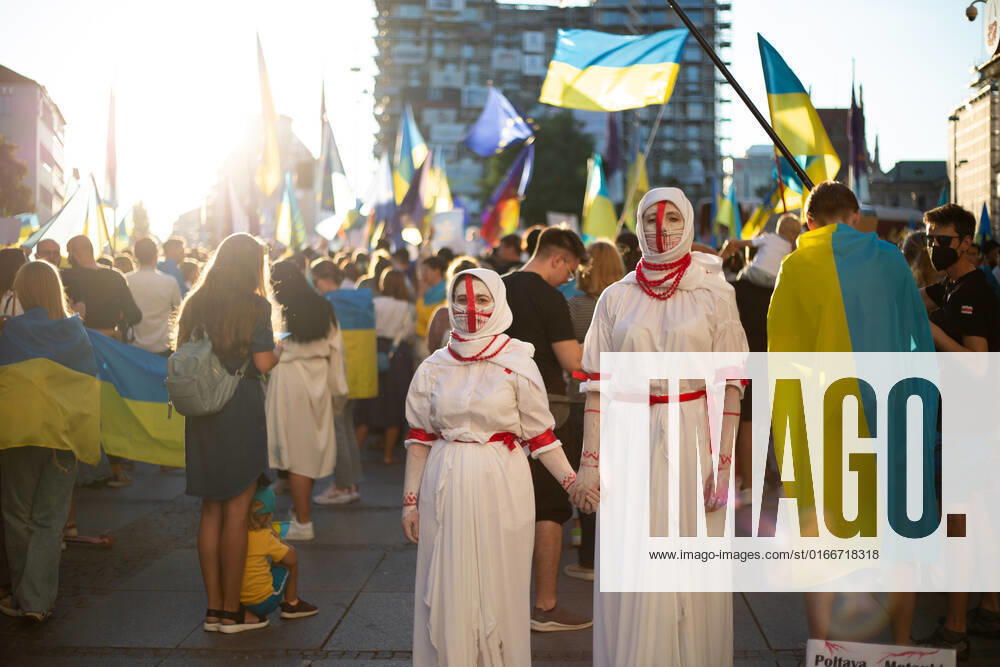 Kundgebung zum Tag der Unabhängigkeit der Ukraine Am 24.9.2022 versammelten sich in München einige hundert Menschen, um für schwere Waffenlieferungen an die Ukraine und schärfere Sanktionen gegen Russland zu demonstrieren. Grund für die Mittwochsdemo war der ukrainische Nationalfeiertag. Eine Organisatorin machte am Rande pressefeindliche und Corona-verharmlosende Aussagen. * On August 24, 2022 hundreds joined a rally in Munich, Germany to demand heavy arms for Ukraine and more sanctions against Russia. The rally was organized to the Ukrainian liberation day. On the edge an organizer made some hostile statements against the press and trivialized the Covid-19 pandemic. München Bayern Deutschland