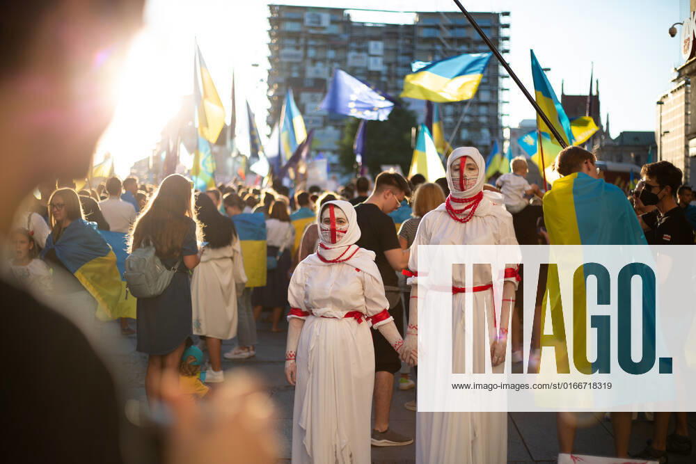 Kundgebung zum Tag der Unabhängigkeit der Ukraine Am 24.9.2022 versammelten sich in München einige hundert Menschen, um für schwere Waffenlieferungen an die Ukraine und schärfere Sanktionen gegen Russland zu demonstrieren. Grund für die Mittwochsdemo war der ukrainische Nationalfeiertag. Eine Organisatorin machte am Rande pressefeindliche und Corona-verharmlosende Aussagen. * On August 24, 2022 hundreds joined a rally in Munich, Germany to demand heavy arms for Ukraine and more sanctions against Russia. The rally was organized to the Ukrainian liberation day. On the edge an organizer made some hostile statements against the press and trivialized the Covid-19 pandemic. München Bayern Deutschland