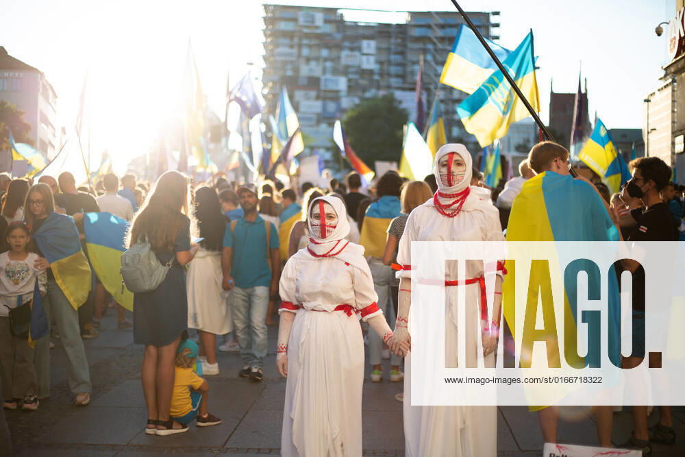 Kundgebung zum Tag der Unabhängigkeit der Ukraine Am 24.9.2022 versammelten sich in München einige hundert Menschen, um für schwere Waffenlieferungen an die Ukraine und schärfere Sanktionen gegen Russland zu demonstrieren. Grund für die Mittwochsdemo war der ukrainische Nationalfeiertag. Eine Organisatorin machte am Rande pressefeindliche und Corona-verharmlosende Aussagen. * On August 24, 2022 hundreds joined a rally in Munich, Germany to demand heavy arms for Ukraine and more sanctions against Russia. The rally was organized to the Ukrainian liberation day. On the edge an organizer made some hostile statements against the press and trivialized the Covid-19 pandemic. München Bayern Deutschland
