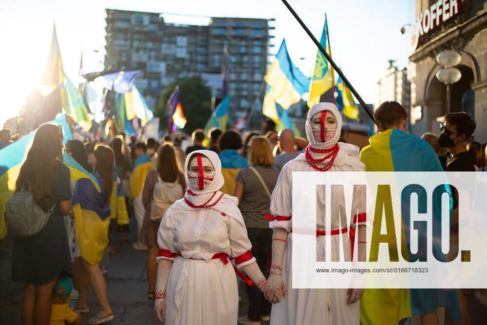 Kundgebung zum Tag der Unabhängigkeit der Ukraine Am 24.9.2022 versammelten sich in München einige hundert Menschen, um für schwere Waffenlieferungen an die Ukraine und schärfere Sanktionen gegen Russland zu demonstrieren. Grund für die Mittwochsdemo war der ukrainische Nationalfeiertag. Eine Organisatorin machte am Rande pressefeindliche und Corona-verharmlosende Aussagen. * On August 24, 2022 hundreds joined a rally in Munich, Germany to demand heavy arms for Ukraine and more sanctions against Russia. The rally was organized to the Ukrainian liberation day. On the edge an organizer made some hostile statements against the press and trivialized the Covid-19 pandemic. München Bayern Deutschland