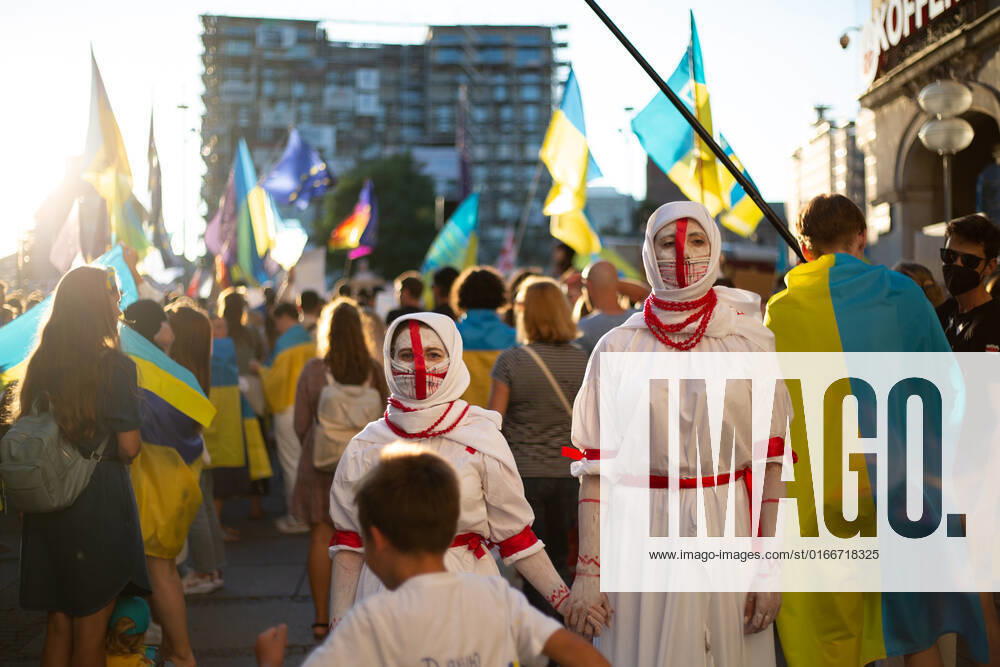 Kundgebung zum Tag der Unabhängigkeit der Ukraine Am 24.9.2022 versammelten sich in München einige hundert Menschen, um für schwere Waffenlieferungen an die Ukraine und schärfere Sanktionen gegen Russland zu demonstrieren. Grund für die Mittwochsdemo war der ukrainische Nationalfeiertag. Eine Organisatorin machte am Rande pressefeindliche und Corona-verharmlosende Aussagen. * On August 24, 2022 hundreds joined a rally in Munich, Germany to demand heavy arms for Ukraine and more sanctions against Russia. The rally was organized to the Ukrainian liberation day. On the edge an organizer made some hostile statements against the press and trivialized the Covid-19 pandemic. München Bayern Deutschland