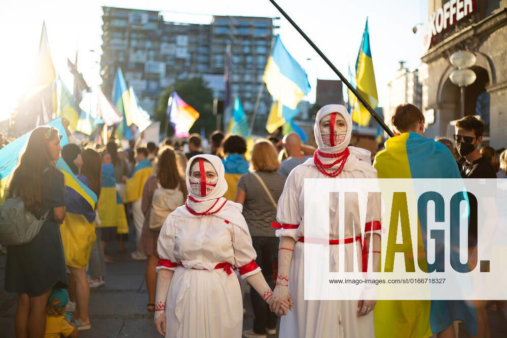 Kundgebung zum Tag der Unabhängigkeit der Ukraine Am 24.9.2022 versammelten sich in München einige hundert Menschen, um für schwere Waffenlieferungen an die Ukraine und schärfere Sanktionen gegen Russland zu demonstrieren. Grund für die Mittwochsdemo war der ukrainische Nationalfeiertag. Eine Organisatorin machte am Rande pressefeindliche und Corona-verharmlosende Aussagen. * On August 24, 2022 hundreds joined a rally in Munich, Germany to demand heavy arms for Ukraine and more sanctions against Russia. The rally was organized to the Ukrainian liberation day. On the edge an organizer made some hostile statements against the press and trivialized the Covid-19 pandemic. München Bayern Deutschland