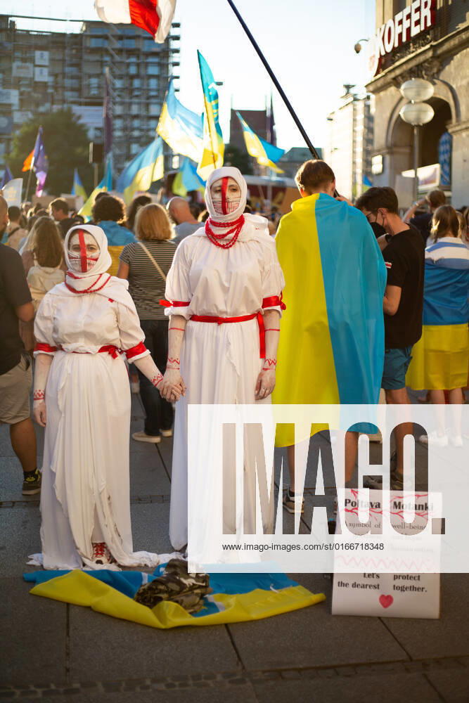 Kundgebung zum Tag der Unabhängigkeit der Ukraine Am 24.9.2022 versammelten sich in München einige hundert Menschen, um für schwere Waffenlieferungen an die Ukraine und schärfere Sanktionen gegen Russland zu demonstrieren. Grund für die Mittwochsdemo war der ukrainische Nationalfeiertag. Eine Organisatorin machte am Rande pressefeindliche und Corona-verharmlosende Aussagen. * On August 24, 2022 hundreds joined a rally in Munich, Germany to demand heavy arms for Ukraine and more sanctions against Russia. The rally was organized to the Ukrainian liberation day. On the edge an organizer made some hostile statements against the press and trivialized the Covid-19 pandemic. München Bayern Deutschland
