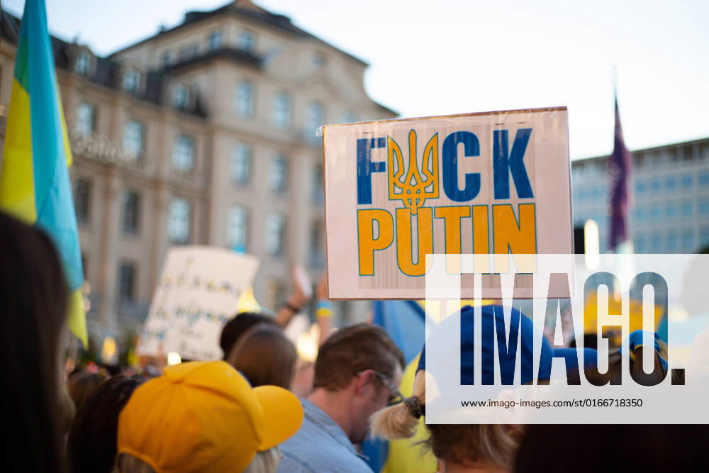Kundgebung zum Tag der Unabhängigkeit der Ukraine Am 24.9.2022 versammelten sich in München einige hundert Menschen, um für schwere Waffenlieferungen an die Ukraine und schärfere Sanktionen gegen Russland zu demonstrieren. Grund für die Mittwochsdemo war der ukrainische Nationalfeiertag. Eine Organisatorin machte am Rande pressefeindliche und Corona-verharmlosende Aussagen. * On August 24, 2022 hundreds joined a rally in Munich, Germany to demand heavy arms for Ukraine and more sanctions against Russia. The rally was organized to the Ukrainian liberation day. On the edge an organizer made some hostile statements against the press and trivialized the Covid-19 pandemic. München Bayern Deutschland