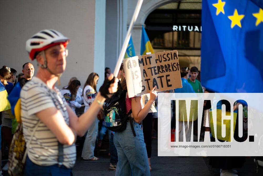 Kundgebung zum Tag der Unabhängigkeit der Ukraine Am 24.9.2022 versammelten sich in München einige hundert Menschen, um für schwere Waffenlieferungen an die Ukraine und schärfere Sanktionen gegen Russland zu demonstrieren. Grund für die Mittwochsdemo war der ukrainische Nationalfeiertag. Eine Organisatorin machte am Rande pressefeindliche und Corona-verharmlosende Aussagen. * On August 24, 2022 hundreds joined a rally in Munich, Germany to demand heavy arms for Ukraine and more sanctions against Russia. The rally was organized to the Ukrainian liberation day. On the edge an organizer made some hostile statements against the press and trivialized the Covid-19 pandemic. München Bayern Deutschland