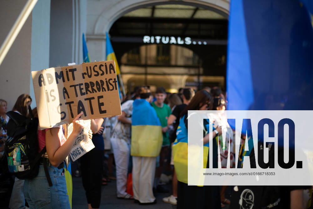 Kundgebung zum Tag der Unabhängigkeit der Ukraine Am 24.9.2022 versammelten sich in München einige hundert Menschen, um für schwere Waffenlieferungen an die Ukraine und schärfere Sanktionen gegen Russland zu demonstrieren. Grund für die Mittwochsdemo war der ukrainische Nationalfeiertag. Eine Organisatorin machte am Rande pressefeindliche und Corona-verharmlosende Aussagen. * On August 24, 2022 hundreds joined a rally in Munich, Germany to demand heavy arms for Ukraine and more sanctions against Russia. The rally was organized to the Ukrainian liberation day. On the edge an organizer made some hostile statements against the press and trivialized the Covid-19 pandemic. München Bayern Deutschland