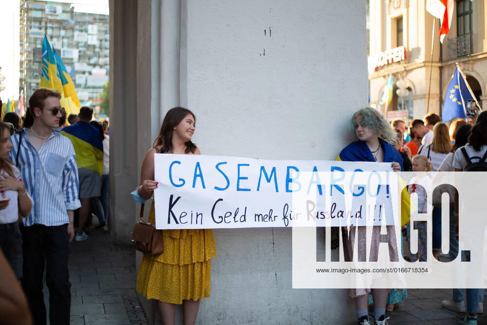 Kundgebung zum Tag der Unabhängigkeit der Ukraine Am 24.9.2022 versammelten sich in München einige hundert Menschen, um für schwere Waffenlieferungen an die Ukraine und schärfere Sanktionen gegen Russland zu demonstrieren. Grund für die Mittwochsdemo war der ukrainische Nationalfeiertag. Eine Organisatorin machte am Rande pressefeindliche und Corona-verharmlosende Aussagen. * On August 24, 2022 hundreds joined a rally in Munich, Germany to demand heavy arms for Ukraine and more sanctions against Russia. The rally was organized to the Ukrainian liberation day. On the edge an organizer made some hostile statements against the press and trivialized the Covid-19 pandemic. München Bayern Deutschland