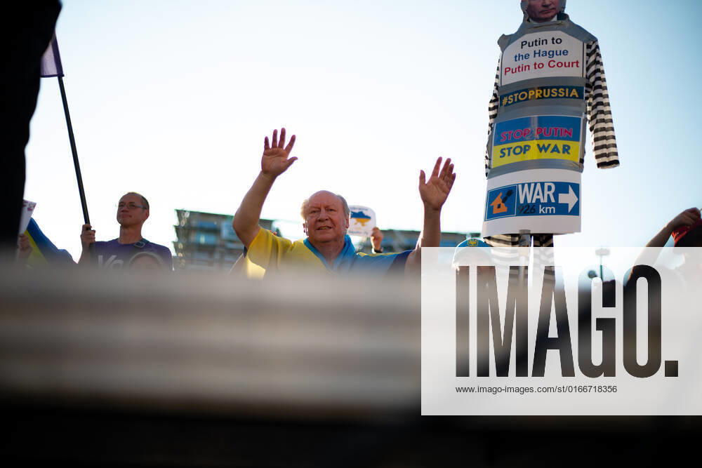 Kundgebung zum Tag der Unabhängigkeit der Ukraine Am 24.9.2022 versammelten sich in München einige hundert Menschen, um für schwere Waffenlieferungen an die Ukraine und schärfere Sanktionen gegen Russland zu demonstrieren. Grund für die Mittwochsdemo war der ukrainische Nationalfeiertag. Eine Organisatorin machte am Rande pressefeindliche und Corona-verharmlosende Aussagen. * On August 24, 2022 hundreds joined a rally in Munich, Germany to demand heavy arms for Ukraine and more sanctions against Russia. The rally was organized to the Ukrainian liberation day. On the edge an organizer made some hostile statements against the press and trivialized the Covid-19 pandemic. München Bayern Deutschland