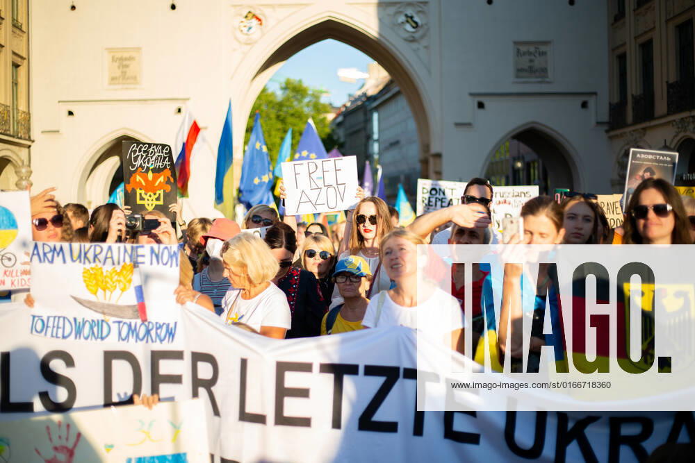 Kundgebung zum Tag der Unabhängigkeit der Ukraine Am 24.9.2022 versammelten sich in München einige hundert Menschen, um für schwere Waffenlieferungen an die Ukraine und schärfere Sanktionen gegen Russland zu demonstrieren. Grund für die Mittwochsdemo war der ukrainische Nationalfeiertag. Eine Organisatorin machte am Rande pressefeindliche und Corona-verharmlosende Aussagen. * On August 24, 2022 hundreds joined a rally in Munich, Germany to demand heavy arms for Ukraine and more sanctions against Russia. The rally was organized to the Ukrainian liberation day. On the edge an organizer made some hostile statements against the press and trivialized the Covid-19 pandemic. München Bayern Deutschland