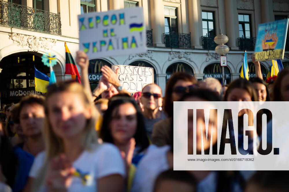 Kundgebung zum Tag der Unabhängigkeit der Ukraine Am 24.9.2022 versammelten sich in München einige hundert Menschen, um für schwere Waffenlieferungen an die Ukraine und schärfere Sanktionen gegen Russland zu demonstrieren. Grund für die Mittwochsdemo war der ukrainische Nationalfeiertag. Eine Organisatorin machte am Rande pressefeindliche und Corona-verharmlosende Aussagen. * On August 24, 2022 hundreds joined a rally in Munich, Germany to demand heavy arms for Ukraine and more sanctions against Russia. The rally was organized to the Ukrainian liberation day. On the edge an organizer made some hostile statements against the press and trivialized the Covid-19 pandemic. München Bayern Deutschland